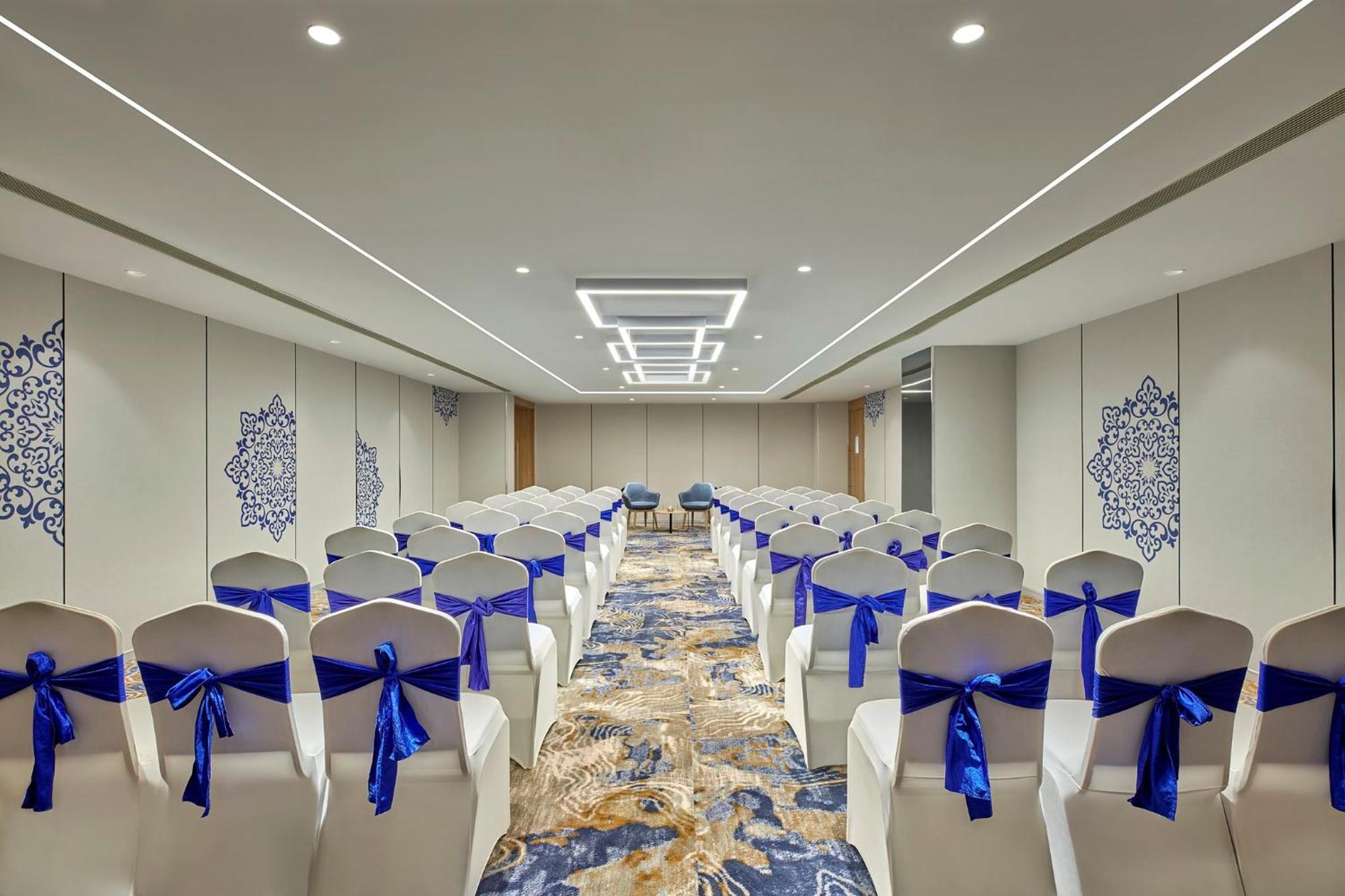 Holiday Inn Express Bengaluru Bommasandra By Ihg Kammasandra Ngoại thất bức ảnh
