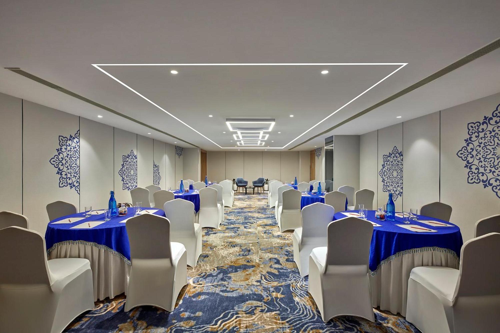 Holiday Inn Express Bengaluru Bommasandra By Ihg Kammasandra Ngoại thất bức ảnh